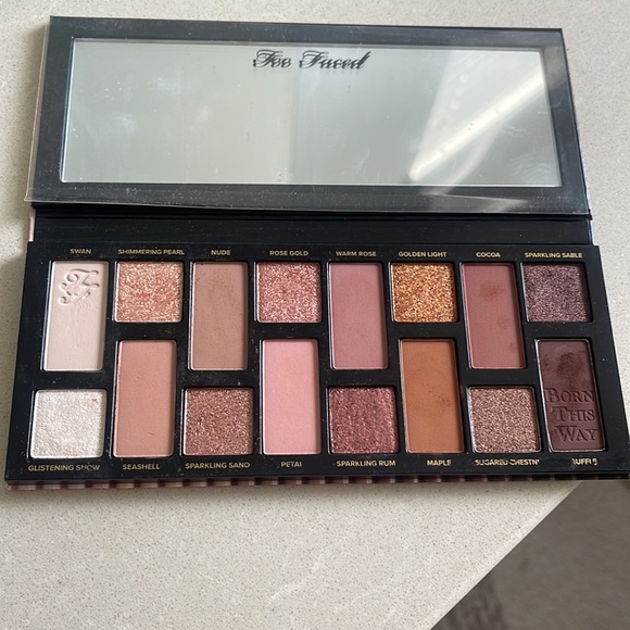 Two faced Born this way neutral eyeshadow - Picture 2 of 4